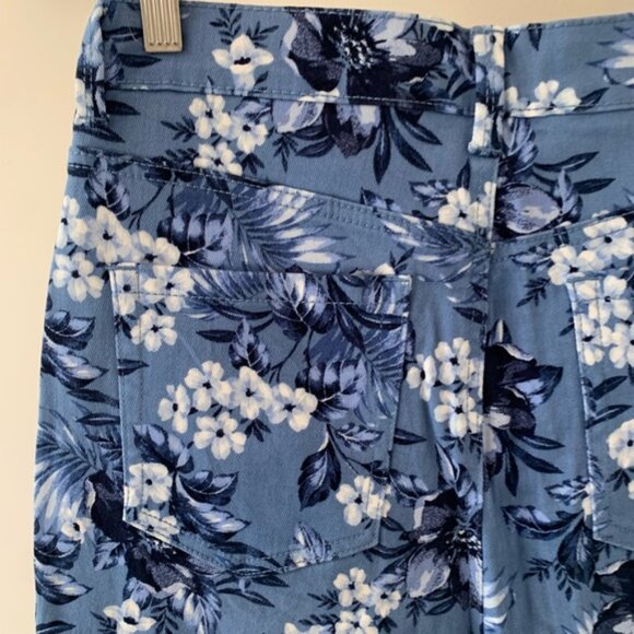 174.) CLEAR OUT Gloria Vanderbilt / Blue Floral  / Denim / Capris - Picture 4 of 8